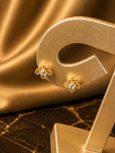 Brinco Floral Brilho Delicado – Semijoia Banhada a Ouro 18K