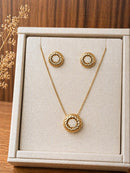 Conjunto Elegante com Detalhes Cravejados Folheado a Ouro 18K