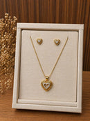 Conjunto Coração Trabalhado com Brilho Central Folheado a Ouro 18K