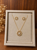 Conjunto Flor Elegante com Brilho Central Folheado a Ouro 18K