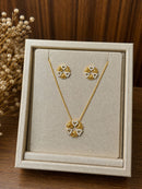 Conjunto Flor de Corações Cravejado Folheado a Ouro 18K