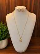 Conjunto Flor Cravejada Dourado Folheado a Ouro 18K